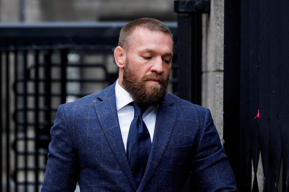 Fotografija: Conor McGregor odhaja s sodišča v Dublinu. FOTO: Clodagh Kilcoyne, Reuters