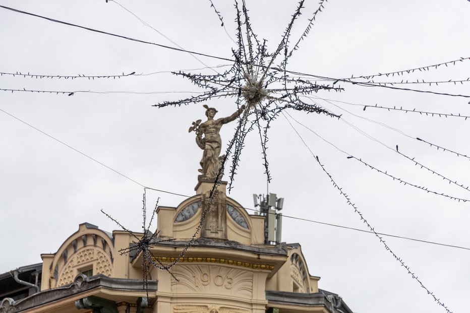 Fotografija: V Ljubljani je že vse pripravljeno za vstop v najbolj praznični mesec v letu. FOTO: Voranc Vogel