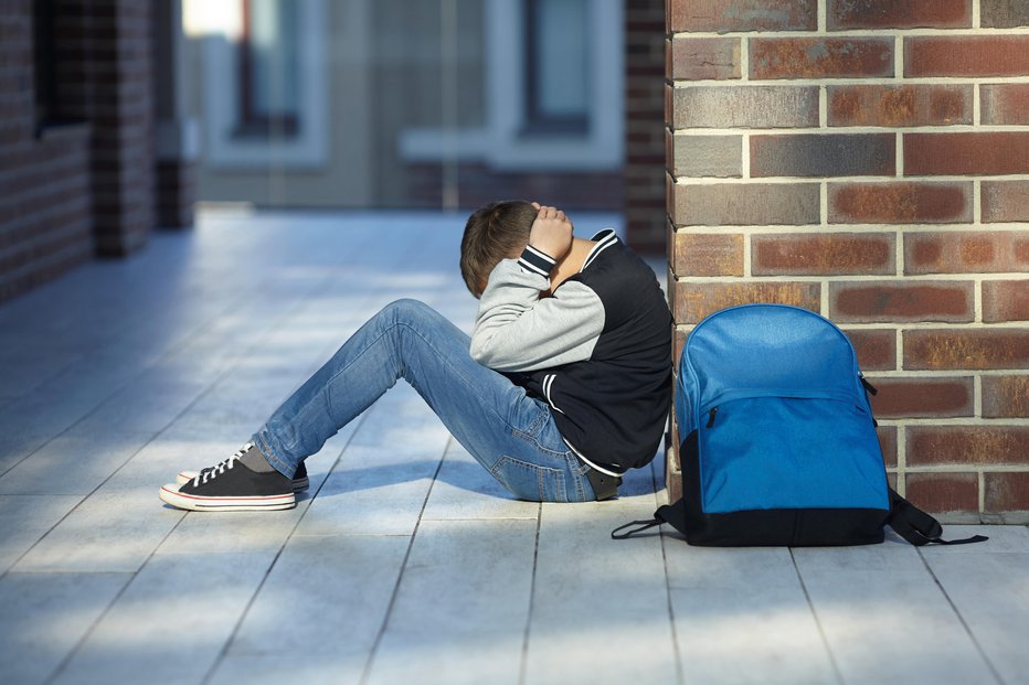 Fotografija: V novi šoli daleč od doma je 13-letnik strašno nesrečen. FOTO: Bodnarchuk/getty Images