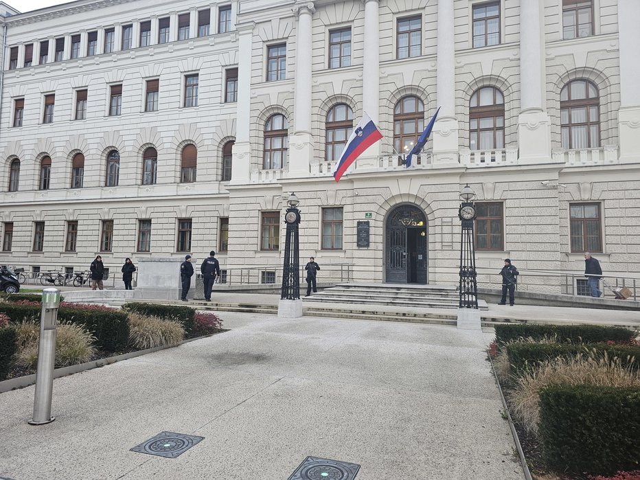 Fotografija: Včerajšnje poostreno varovanje ljubljanskega okrožnega sodišča FOTO: Aleksander Brudar