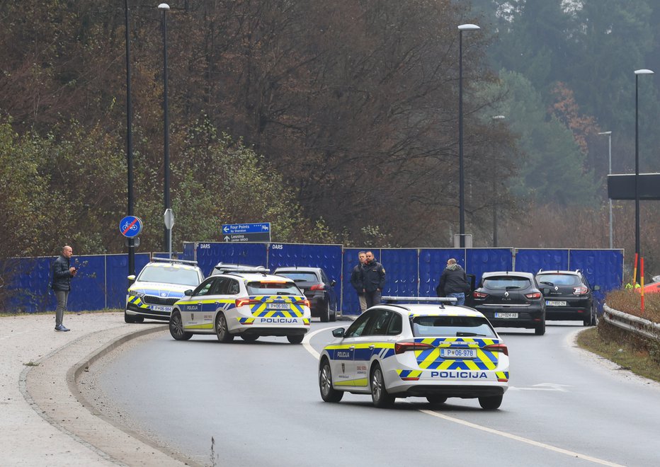 Fotografija: Policisti so že ponoči kraj dejanja zavarovali in začeli izvajati prve nujne ukrepe za izsleditev storilca. FOTO: Dejan Javornik, Slovenske novice