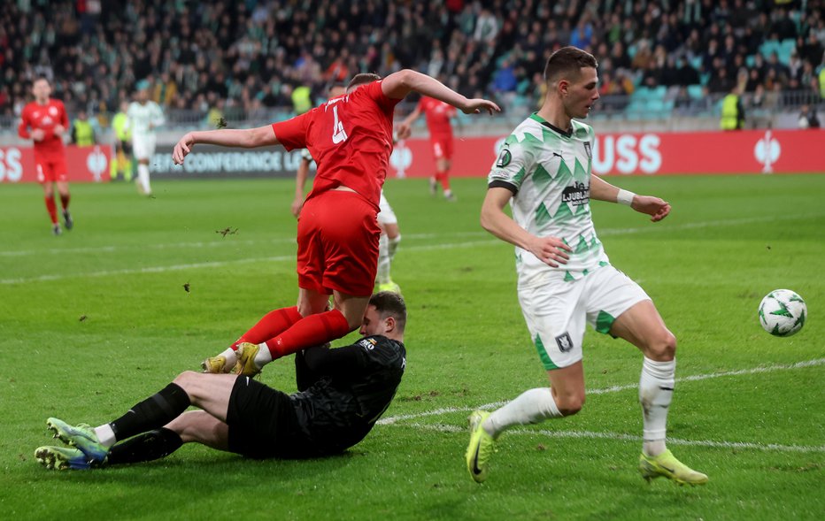 Fotografija: Raul Florucz in drugi zeleno-beli nogometaši so proti žilavemu tekmecu rutinsko prišli do tretje zmage v konferenčni ligi. FOTO: Blaž Samec