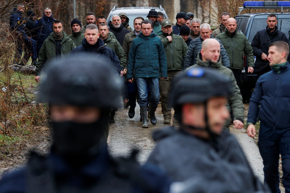 Fotografija: Albin Kurti je prišel do poškodovanega kanala. FOTO: Valdrin Xhemaj Reuters