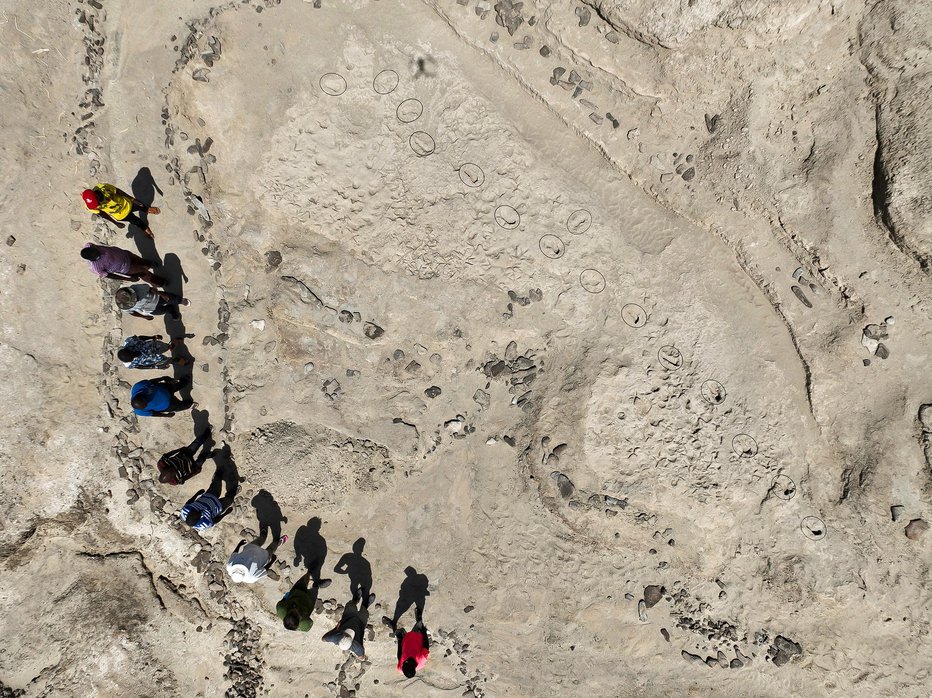 Fotografija: Znanstveniki ob najdenih fosiliziranih odtisih stopal. Foto: Louise N. Leakey/Reuters