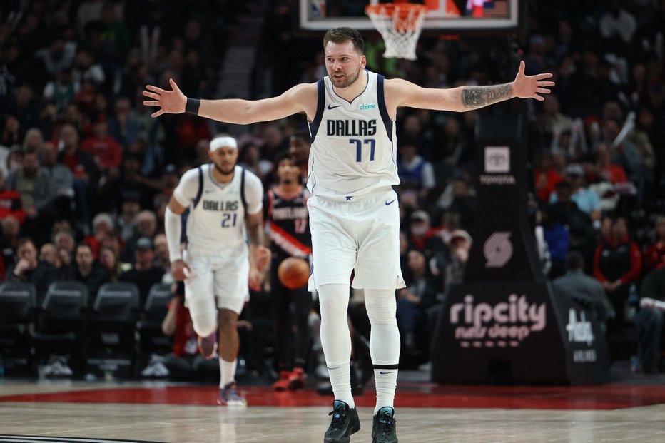 Fotografija: Luka Dončić še čuti nekaj bolečin v zapestju. FOTO: Jaime Valdez/Reuters