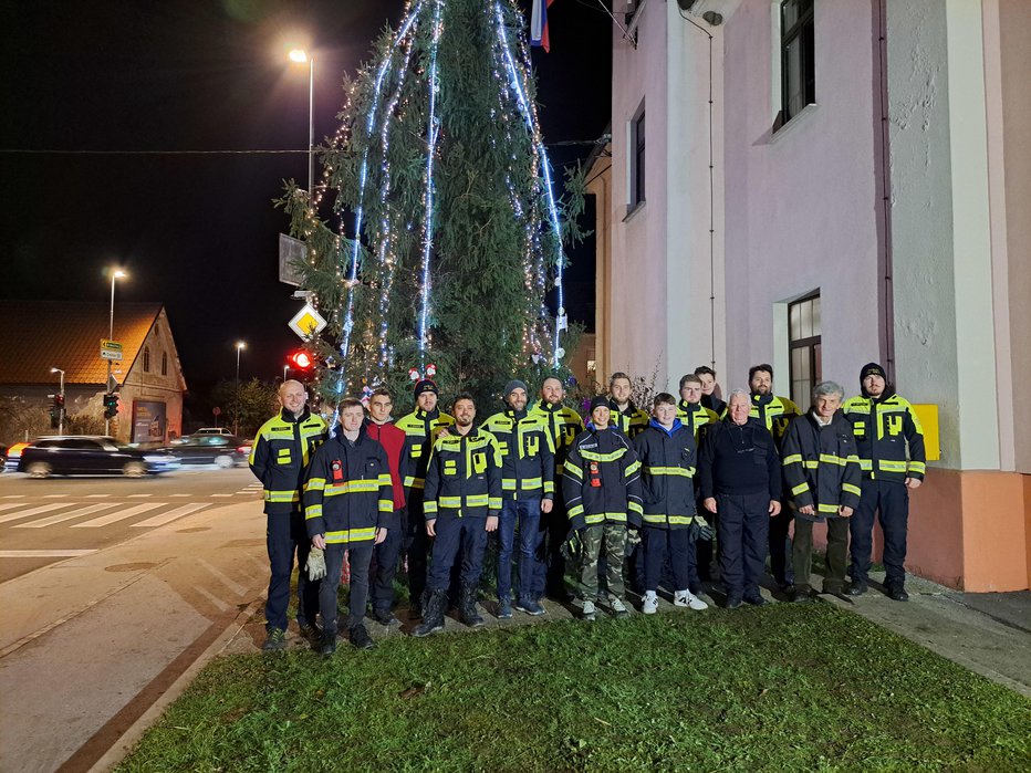 Fotografija: Člani PGD Zg. Šiška imajo svojo praznično smreko. FOTOGRAFIJE: Lovro Kastelic