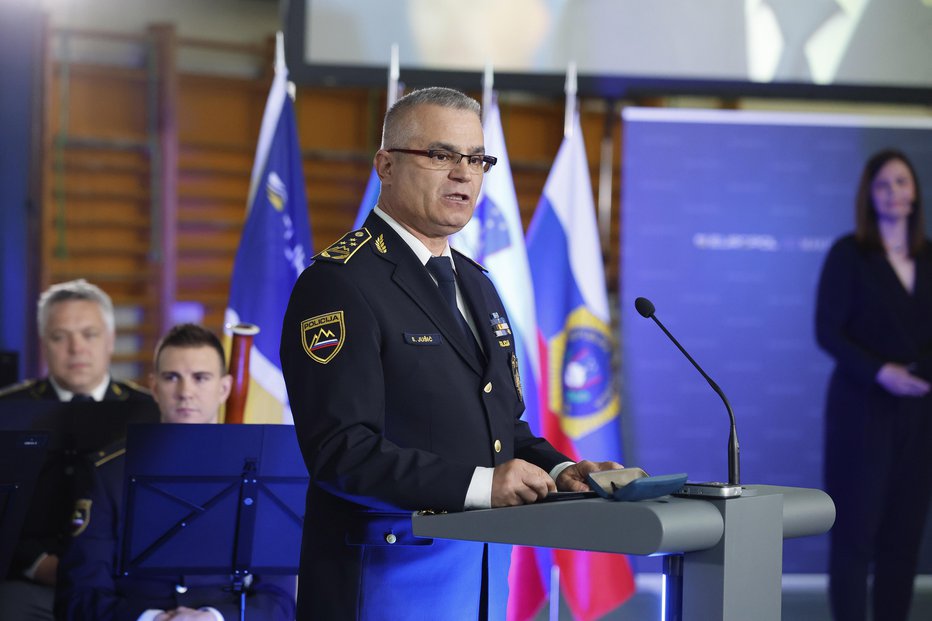 Fotografija: Dokler ima politično podporo, se Senadu Jušiću ni treba bati, da bo moral sleči direktorski policijski suknjič. Foto: Leon Vidic