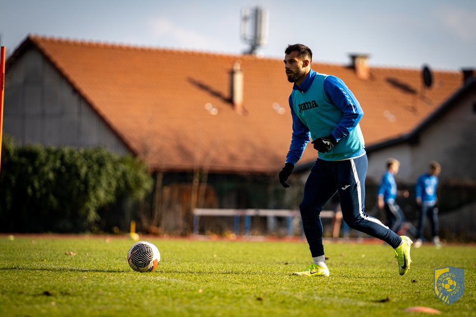 Fotografija: Nemanja Jakšić se odlično počuti v Ljubljani, a njegov družinski dom je v Rogozi. FOTO: NK Bravo/Sportida.com