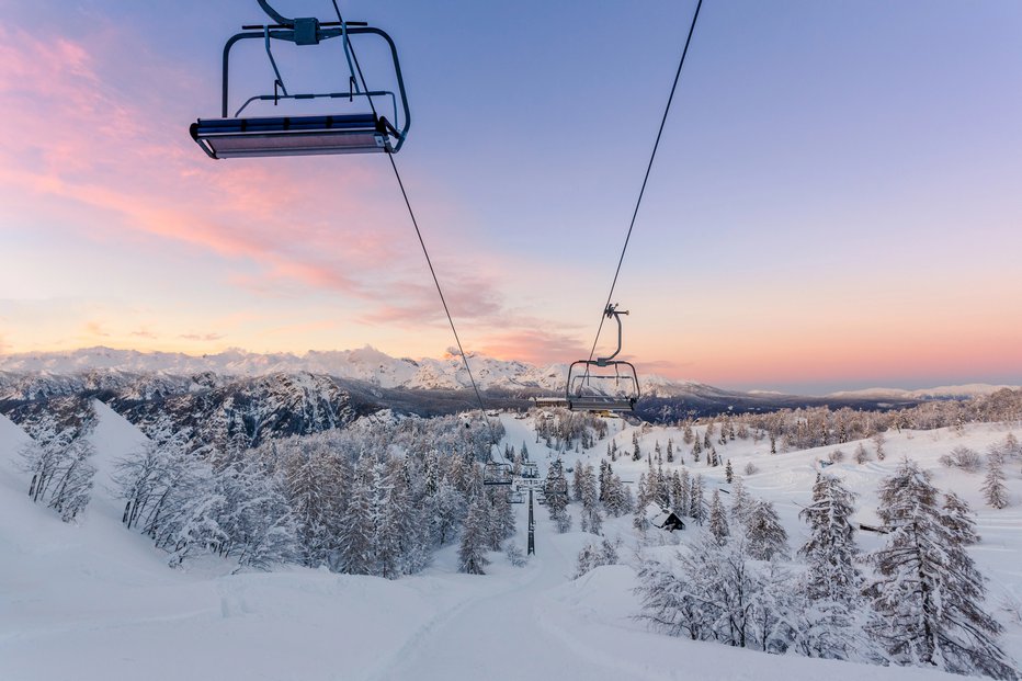 Fotografija: Navdušeni smučarji že uživajo v prvih zavojih, saj so tri slovenska smučišča že odprla svoja vrata. FOTO: Depositphotos