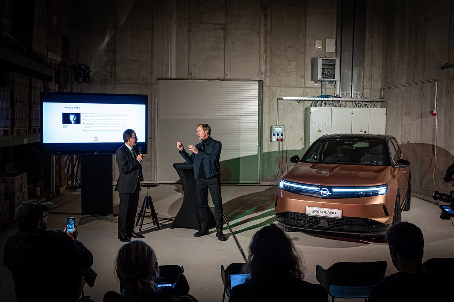 Fotografija: Grandland je povsem nov in tako ali drugače elektrificiran. Predstavila sta ga Borut Gazvoda, direktor za znamko Opel v Sloveniji pri družbi AutoWallis, in Oplov glavni zunanji oblikovalec Nils Loeb.