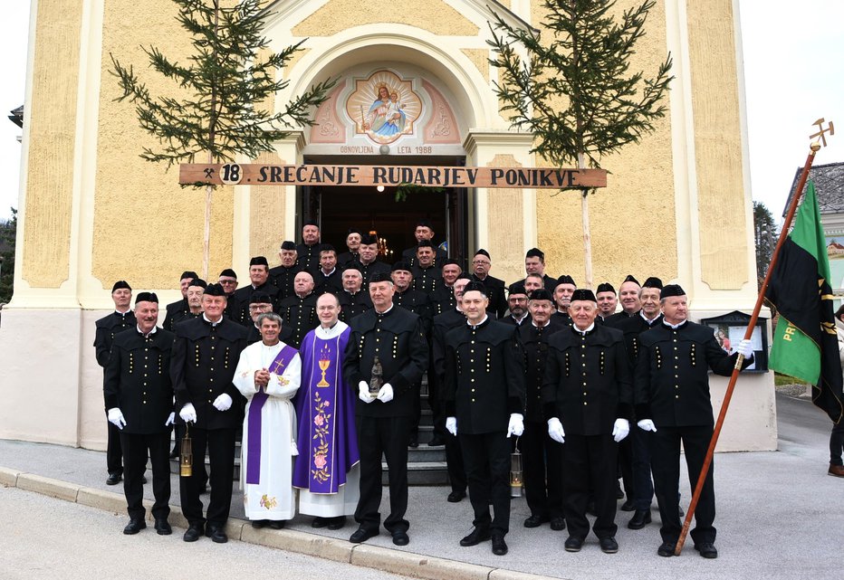 Fotografija: Rudarji z župnikom Rezarjem in diakonom Vrabičem FOTOGRAFIJE: Darko Naraglav