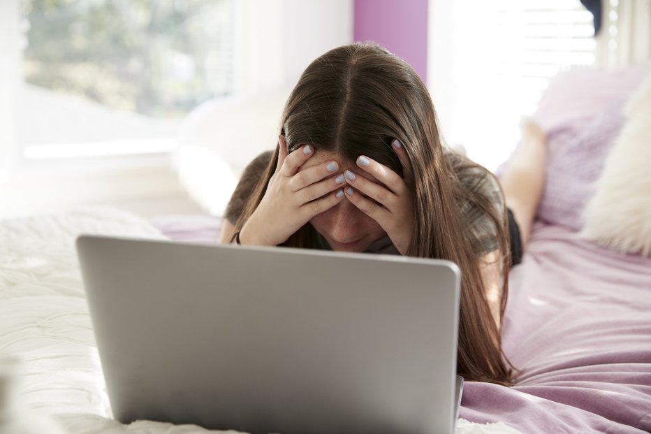 Fotografija: Slovenske banke komitentov ne kličejo po telefonu, poleg tega od komitentov v zvezi z namestitvijo spletnih bank ne zahtevajo kakršnih koli podatkov ali gesel. FOTO: Guliver/Getty images