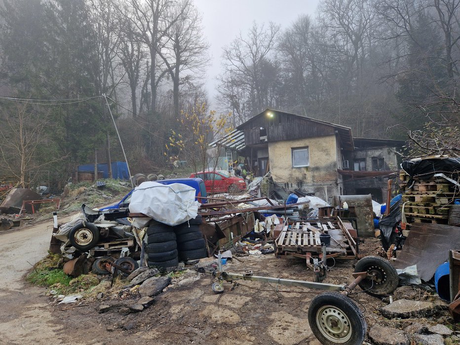 Fotografija: V treh dneh naj bi pospravili že 100 ton odpadkov.