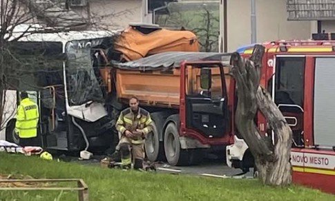 Fotografija: Strašni prizori s kraja nesreče. FOTO: Zaslonski posnetek/facebook/policijske Kontrole Dolenjska