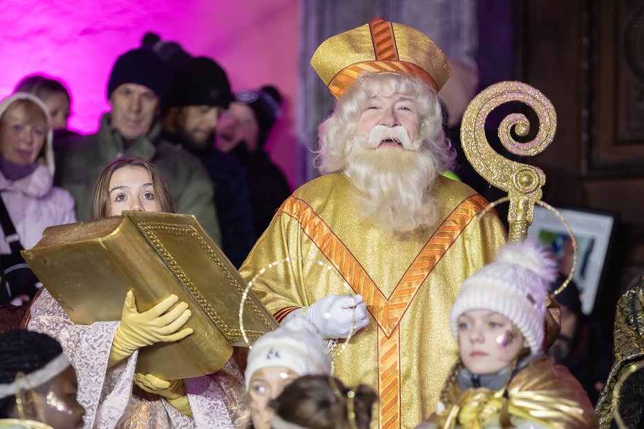 Fotografija: Miklavž vsako leto razveseljuje otroke. FOTO: Črt Piksi