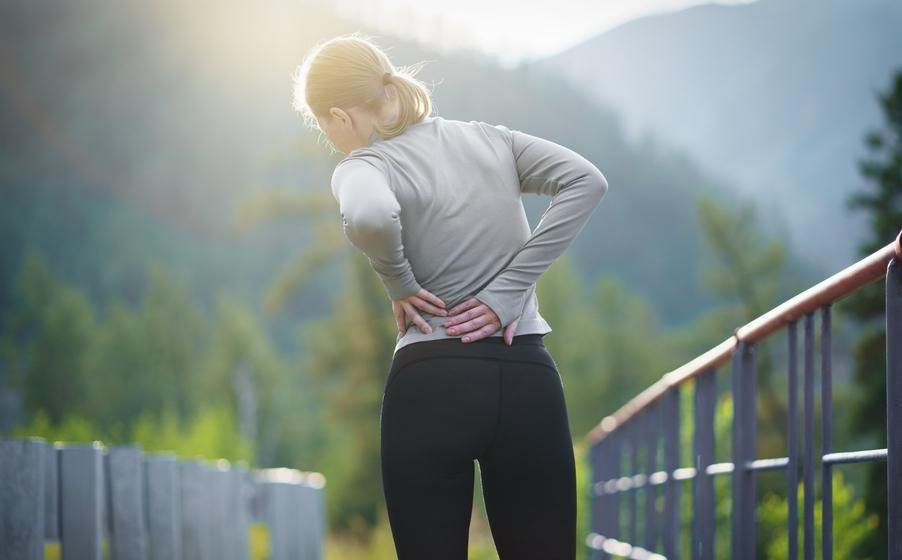 Fotografija: Pri večini fleksijsko intolerantnih pacientov se bolečina med testom poveča, ekstenzijski položaj, kot je ležanje na trebuhu s podprto glavo, pa omilil bolečine. FOTO: Shutterstock 