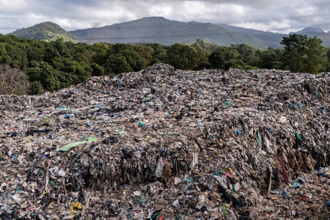 Deponija plastičnih odpadkov na Filipinih FOTO: Eloisa Lopez/Reuters