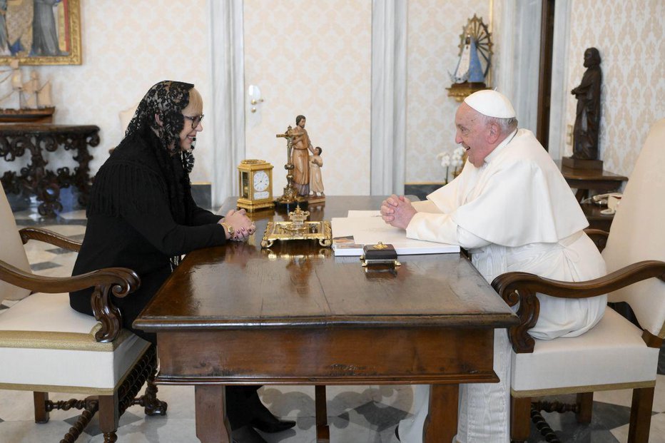 Fotografija: Pirc Musarjeva in papež o prizadevanjih za končanje konfliktov v svetu. FOTO: Vatican Media