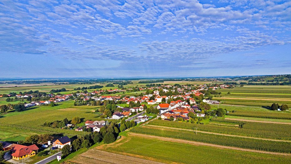 Fotografija: Dvojezična Občina Dobrovnik ima 1320 prebivalcev. FOTO: Oste Bakal