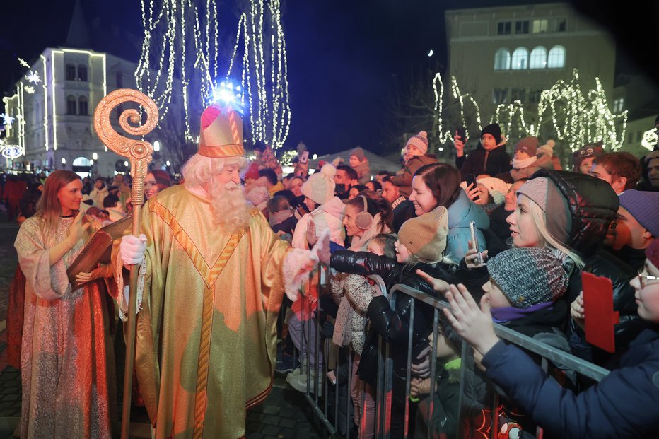 Fotografija: Tudi letos je ob sprevodu dobrega moža nastala strašanska gneča. FOTO: Jože Suhadolnik