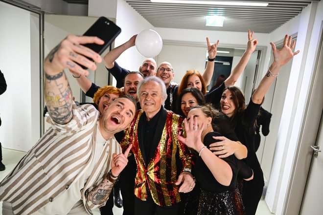 Alfi Nipič je za vrhunec večera skupaj s Perpetuum Jazzilom zapel Silvestrski poljub, selfie pa je naredil Dejan Dogaja.