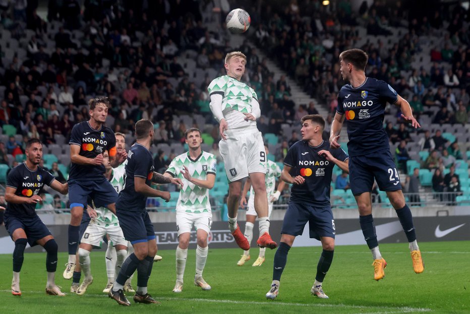 Fotografija: Nogometaši Brava so za zeleno-bele strup. V vlogi gostiteljev niso že pet let izgubili proti mestnim tekmecem. FOTO: Blaž Samec