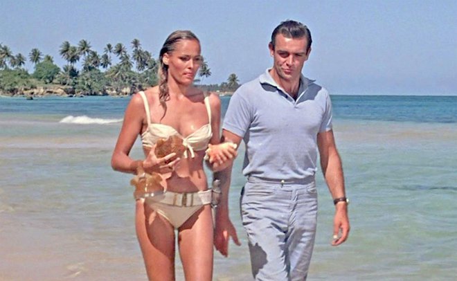 Sean Connery kot James Bond in Ursula Andress kot Honey Ryder v filmu Dr. No. FOTO: United Artists Alamy Stock Photo