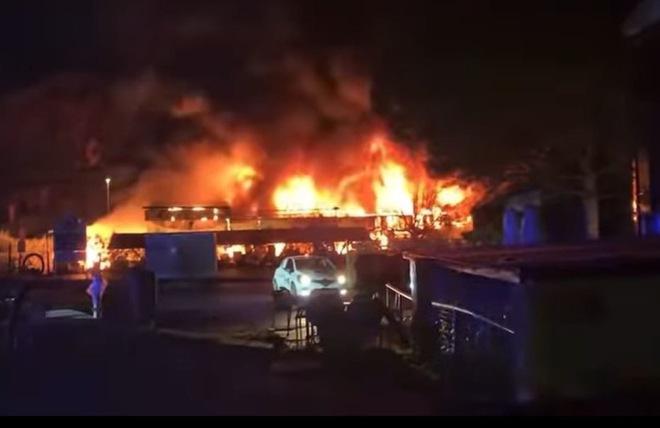 Fotografija: Gasilci se bodo še ves dan borili z ognjenimi zublji. FOTO: Zaslonski posnetek, Facebook skupina Radio Capris, Promet za Obalo