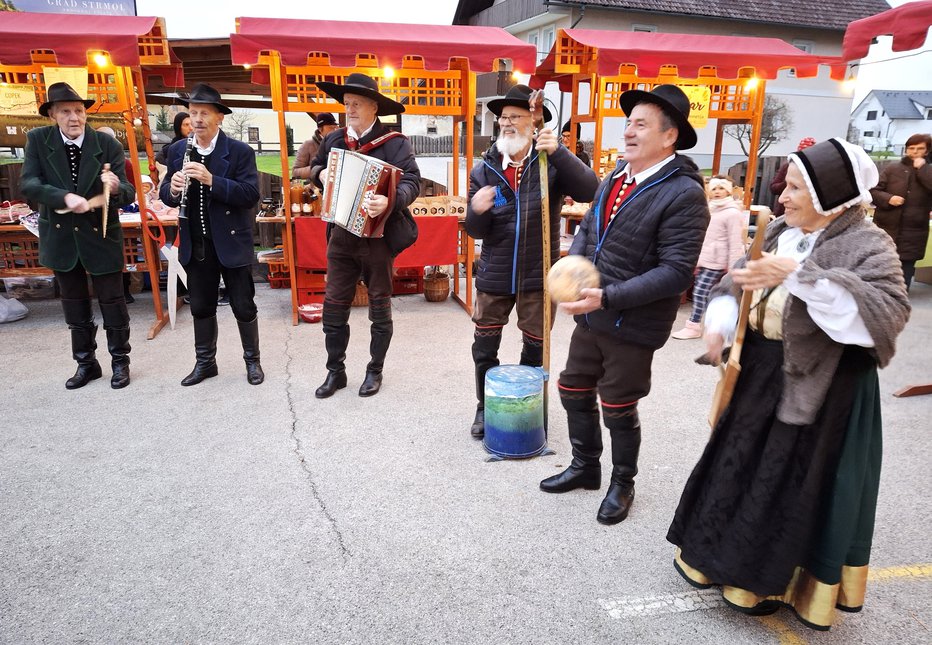 Fotografija: Cerkljanski gavnarji so z nastopom pričarali tradicionalno praznično vzdušje. FOTOGRAFIJE: Janez Kuhar