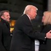 »Tako si lepa« Trump poljubil Brigitte, kot da Macrona ni tam. Kje je bila Melania? (VIDEO)