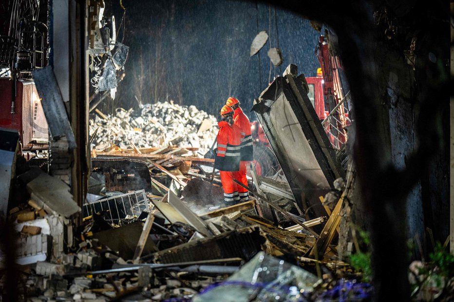 Fotografija: V večnadstropni stavbi je bilo uničenih pet stanovanj. FOTO: Josh Walet/AFP