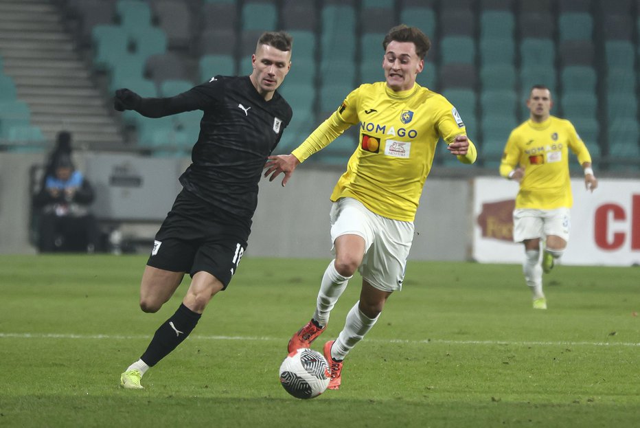 Fotografija: Izjemen pobeg Raula Florucza z več kot 50 m dolgim sprintom in dvoboj z Martinom Pečarjem (desno) ter Avstrijčev gol je bil vrhunec mestnega derbija. FOTO: Jože Suhadolnik