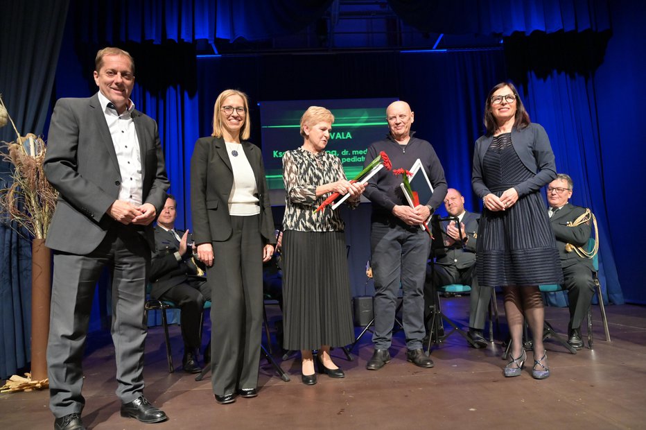 Fotografija: Z leve: Tomaž Režun, dr. Valentina Prevolnik Rupel, Ksenija Kozorog, Vladan Tricković in Vesna Bregar FOTOGRAFIJE: Vukašin Šobot