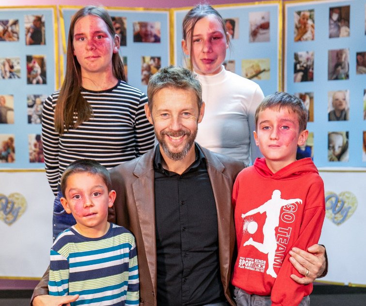 Fotografija: Gregor Bezenšek s Tajo, 16-letno Gajo, 4-letnim Janom in 8-letnim Anisom FOTOGRAFIJE: Društvo Viljem Julijan