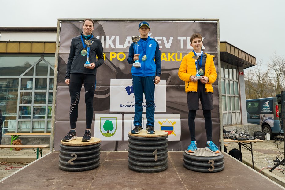 Fotografija: Z leve: Josef Eder je zasedel drugo mesto, prvi je bil Lukas Dovnik, tretji pa Jaka Vetter. Fotografije: Nika Hölzl