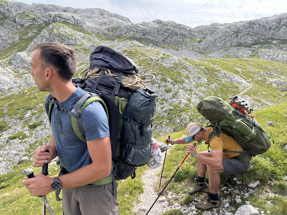 Fotografija: Kaninska žičnica je včasih močno olajšala dostop, zdaj pa je treba vse znositi na ramenih. Mimo stare Skalarjeve koče proti Kaninskim podom.