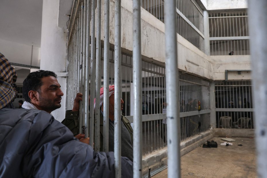 Fotografija: People stand inside the Saydnaya prison as Syrian rescuers search for potential hidden basements at the facility in Damascus on December 9, 2024. Syrian rescuers searched the Saydnaya jail, synonymous with the worst atrocities of ousted president Bashar al-Assad's rule, as people in the capital on December 9 gathered to celebrate a day after Assad fled while Islamist-led rebels swept into the capital, ending five decades of brutal rule over a country ravaged by one of the deadliest wars of the century. (Photo by Mohammed AL-RIFAI/AFP) FOTO: Mohammed Al-rifai Afp