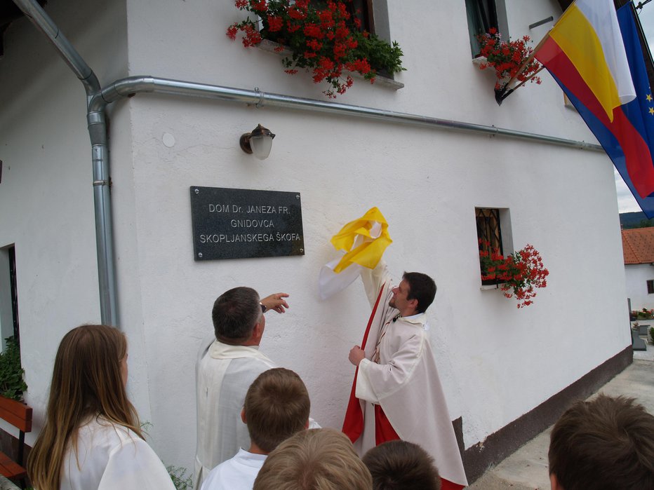 Fotografija: Domači župnik Janez Zaletel in misijonar ter lazarist Janez Cerar sta leta 2010 odkrila spominsko ploščo na nekdanjem župnišču. FOTOGRAFIJE: Slavko Mirtič