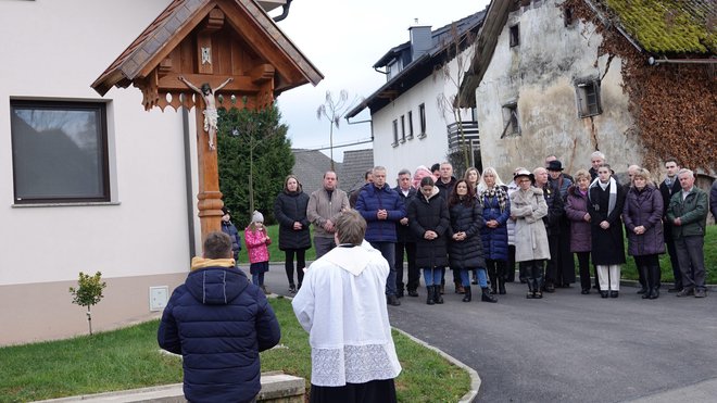 Novi križ pri Janškovih je blagoslovil župnik Matej Gnidovec.