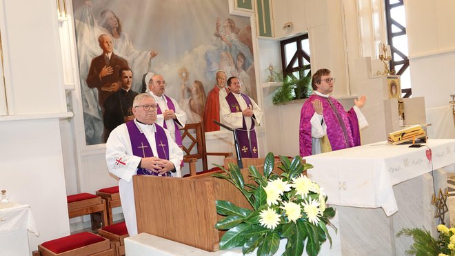 Ob stoletnici posvetitve škofa so ob maševanju Mateja Gnidovca sodelovali župniki iz domače, Franc Vidmar iz žužemberške in Ciril Murn iz hinjske župnije.