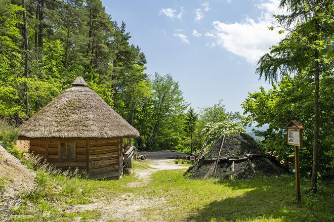 Upoštevati je treba pravilno tehniko zlaganja lesa in oblaganja s poleni.