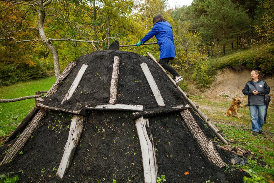 Fotografija: Med opravili je tudi oblikovanje glave kope. FOTOGRAFIJE: Matej Povše/Srce Slovenije