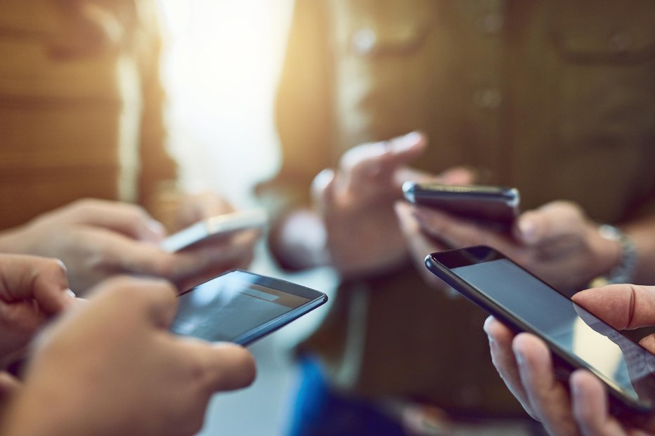 Fotografija: Kar tako vam policisti ne morejo zaseči in prebrskati vsebine na vašem mobilnem telefonu. FOTO: Peopleimages/Getty Images