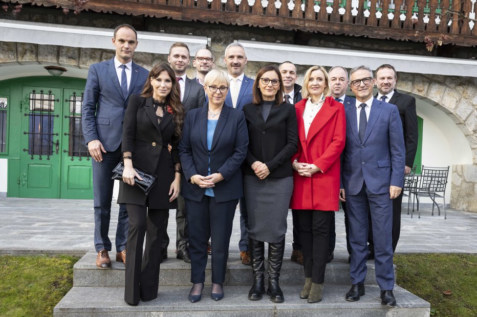 Fotografija: Skupinska fotografija udeležencev kosila pri predsednici. FOTO: Matjaž Klemenc Uprs