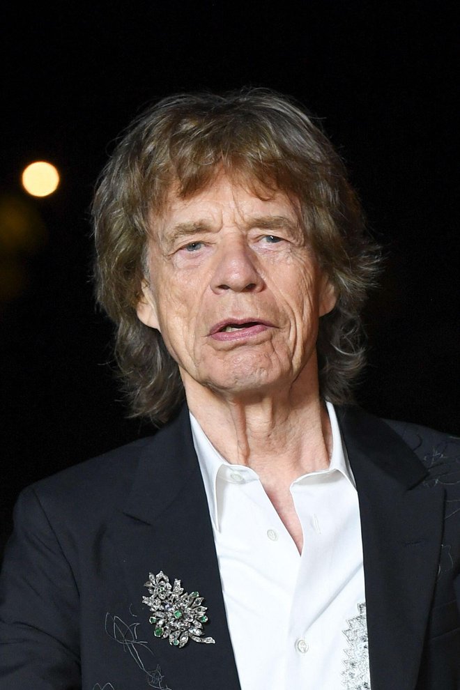 Mick Jagger

Iz različnih zvez in zakonov ima pevec osem otrok. »Otroci ne potrebujejo 500 milijonov evrov, da bi dobro živeli. Dajte, no,« je dejal v intervjuju. Namesto tega je namignil, da bi denar rad porabil za izboljšanje sveta. »Morda lahko narediš kaj dobrega na svetu,« je dodal. A to še ne pomeni, da nekaj drobtinic ne bo padlo tudi otrokom, kaj, Mick?