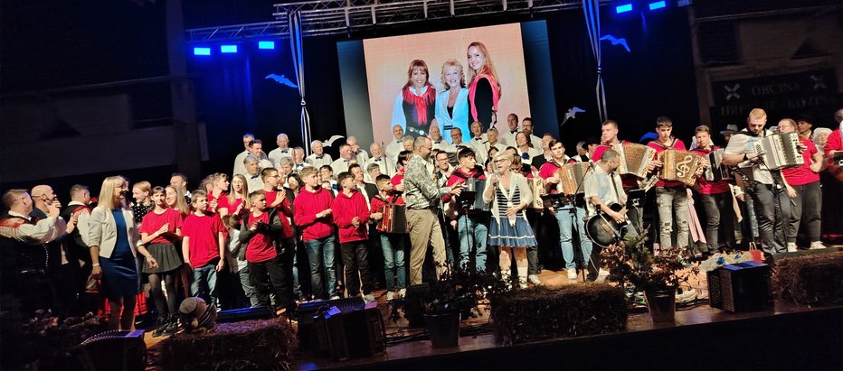 Fotografija: Na koncu so se na odru zbrali vsi nastopajoči. FOTO: Mojca Marot