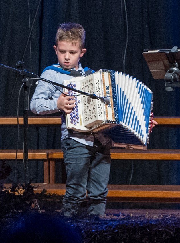 Na harmoniko je zaigral tudi Oto Poles, sin Nika Polesa. FOTO: Andrej Petrovič