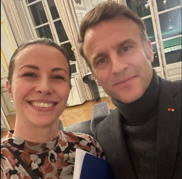 Fotografija: Irena Joveva in Emmanuel Macron. FOTO: Zaslonski Posnetek