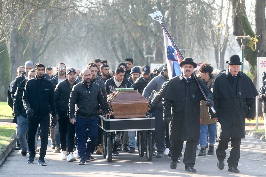 Fotografija: Sirska migranta, ki sta pred petimi leti padla iz prtljažnika in umrla na kraju nesreče, so pokopali na ljubljanskih Žalah. FOTO: Marko Feist