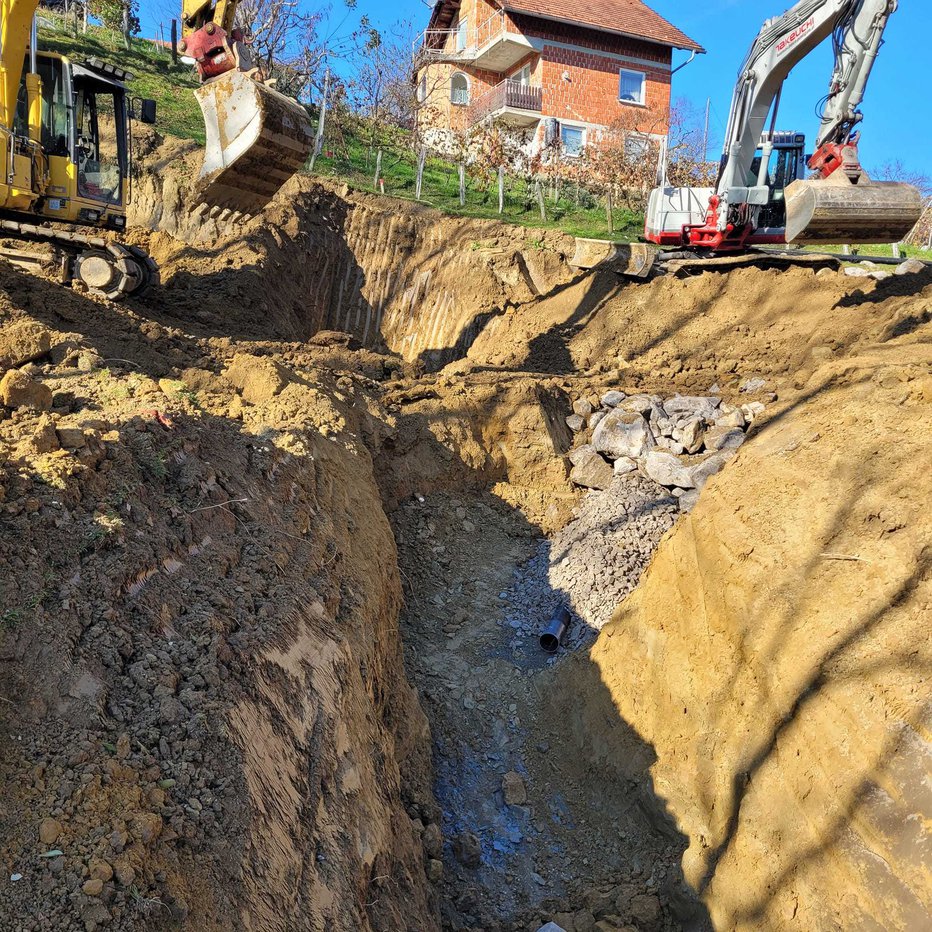 Fotografija: Ogroža stanovanjsko hišo. FOTO: Arhiv Občine Benedikt